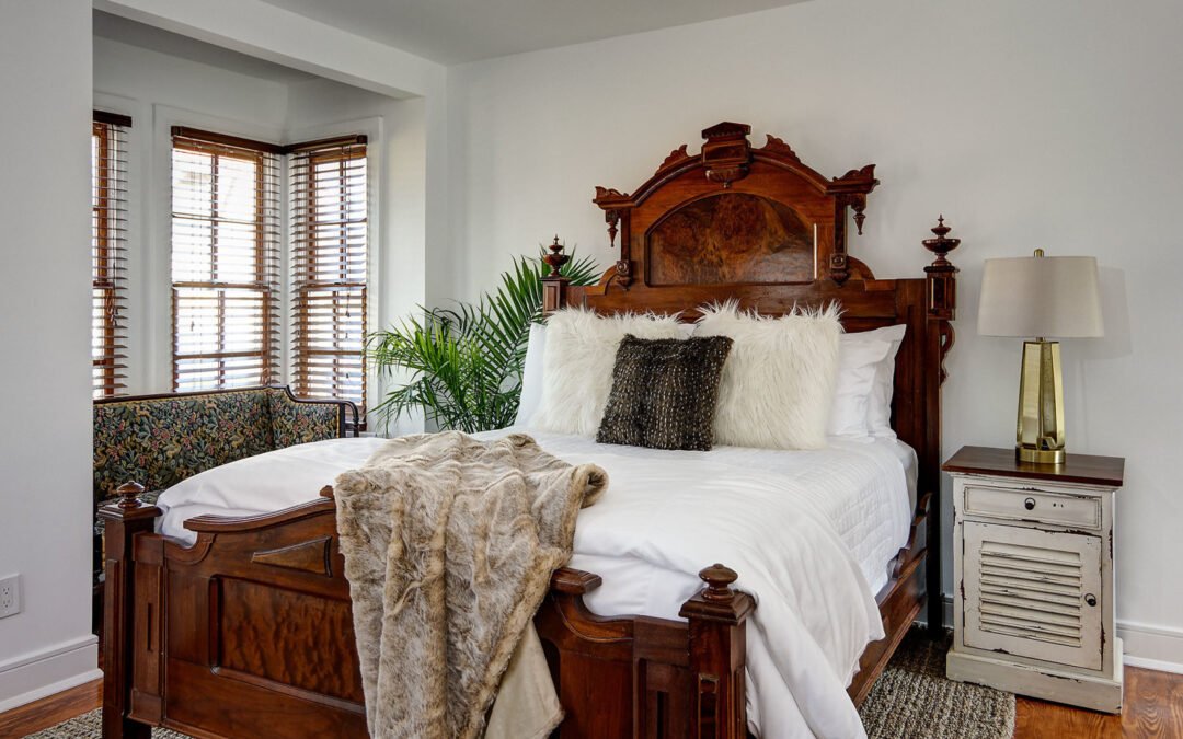 With natural wood décor, white linens, and greenery, beautiful lighting, jute rug over hardwood floors, and many other amenities, a stay in the elegant and sophisticated White Ginger room will set the backdrop for relaxation and romance.