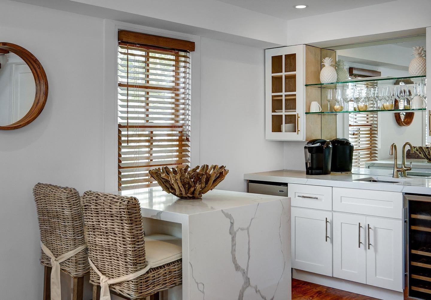 Would you take your morning coffee or afternoon cocktails in the Paradise Cottages spacious wet bar ️